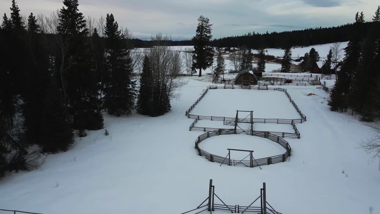 브리티시 컬럼비아에서 겨울 동안 엿볼 호수에서 말 목장의 공중 무인 항공기 샷