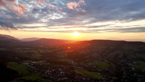 Panoramablick,-Ruhiger-Und-Warmer-Sonnenuntergang-In-Den-Bergen,-Faszinierende-Und-Sehr-Schöne-Aussicht