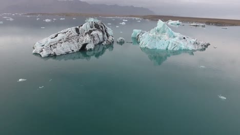 Drohnenansicht-Von-Eisbergen-In-Der-Jokursarlon-Lagune-In-Island.