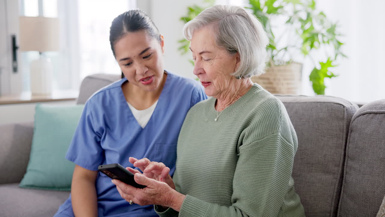 휴식, 전화 및 노인과 온라인