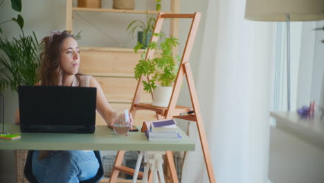 Nachdenkliche-Frau-Im-Home-Office-Durch-Fenster-Mit-Wasser