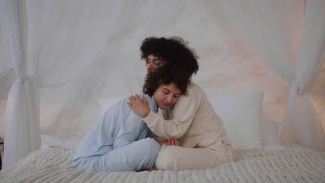 dos mujeres meditando