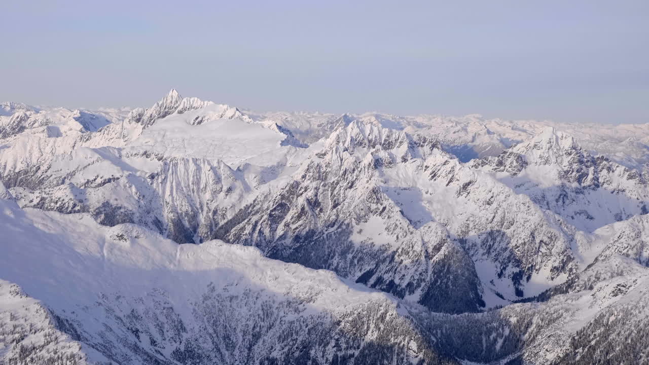 Montanhas brancas imaculadas de Squamish - Whistler no Canadá no inverno, vista aérea