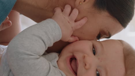 Cerrar-A-La-Madre-Besando-Suavemente-Al-Bebé-Disfrutando-De-Una-Madre-Amorosa-Cuidando-Juguetonamente-Al-Niño-En-Casa-Compartiendo-Conexión-Con-Su-Hijo-Recién-Nacido-Cuidado-Infantil-Saludable