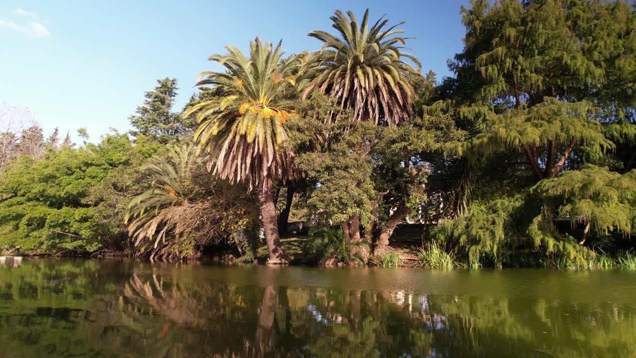 deslizamiento vista aérea sobre el lago de paseo del bosque, ciudad de la plata, argentina
