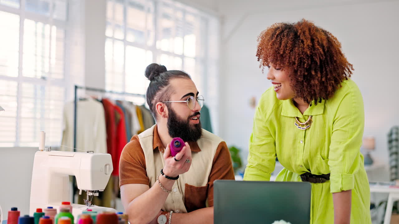 computadora portátil, equipo y hombre de consultoría diseñador de moda