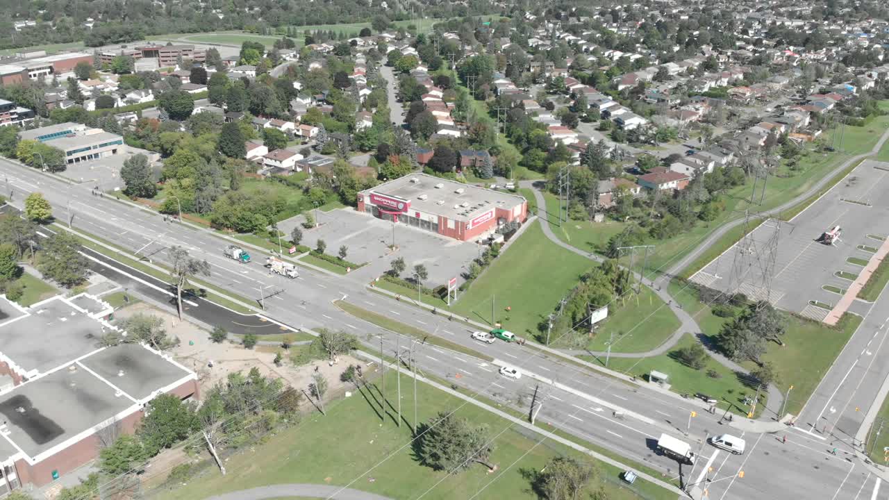 dando vueltas a un camión volcado desde arriba después de un tornado en ottawa