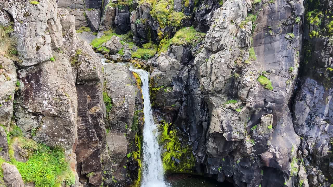 catarata en la montaña akrafjall en islandia, ángulo alto