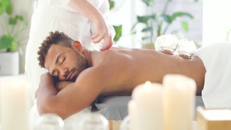 masajista que usa terapia holística de espalda con ventosas