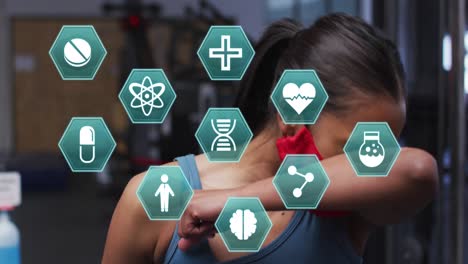 animación de iconos médicos sobre una mujer caucásica con máscara en la cara estornudando