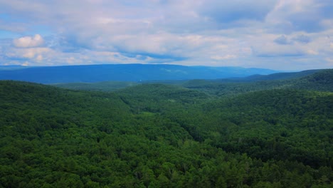 Drohnenaufnahmen-Aus-Der-Luft-Vom-Sommer-In-Den-Catskill-Mountains-Im-New-Yorker-Hudson-Valley