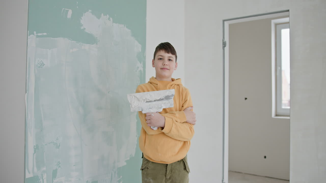 집 을 수리 하는 소년