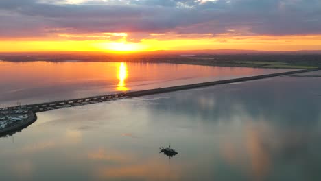 vista aérea, hermosa puesta de sol de verano sobre un pequeño pueblo costero
