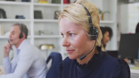 mujer hablando con un cliente con auriculares