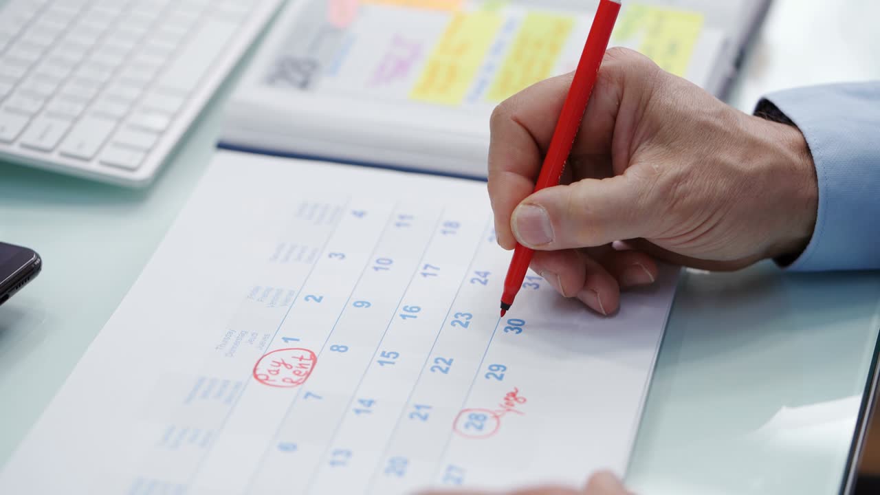 horario de la agenda del calendario. hombre marcando la cita