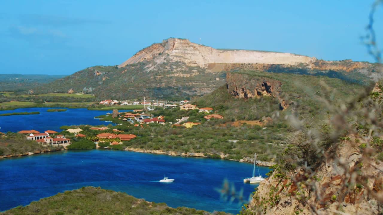 활기 넘치는 푸른 스페인 바다, 큐라소, 카리브해를 항해하는 요트, 축소
