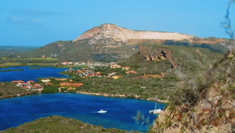 Yacht-sailing-through-vibrant-blue-Spanish-Waters,-Curacao,-Caribbean,-ZOOM-OUT
