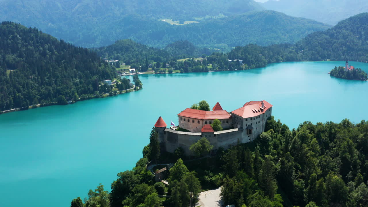 Vista Aerea del Castello di Bled che si affaccia sul Lago di Bled con l'Isola di Bled in Slovenia