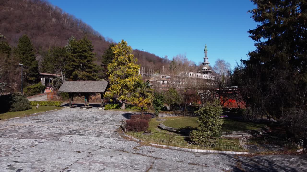 вид с воздуха на пустующую общественную территорию в городе-призраке консонно в муниципалитете ольгинате провинции лекко