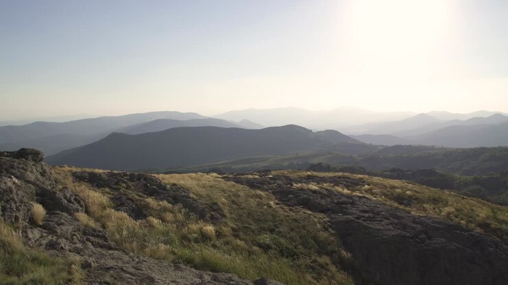 Vista de la montaña con colinas y valles a lo lejos. El cielo está brillante con luz tenue. Terreno rocoso. La ubicación muestra la naturaleza. Stara planina sobre la ciudad de Sliven. Montes Balcanes