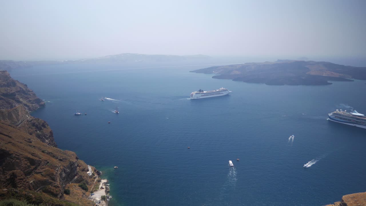 산토리니 본섬의 절벽이 있는 많은 보트, 페리, 섬이 있는 그리스 산토리니 티라 시의 넓은 전망