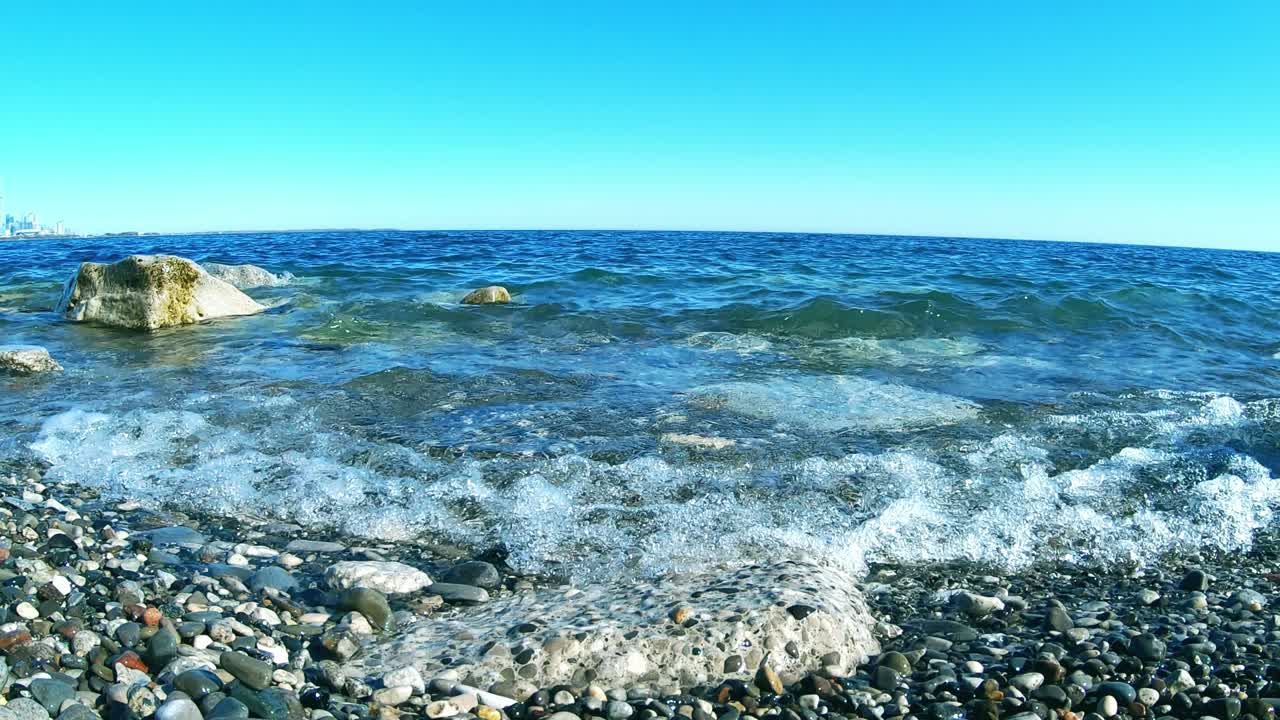 바위 해변에서 바다 파도의 정적 낮은 pov 샷