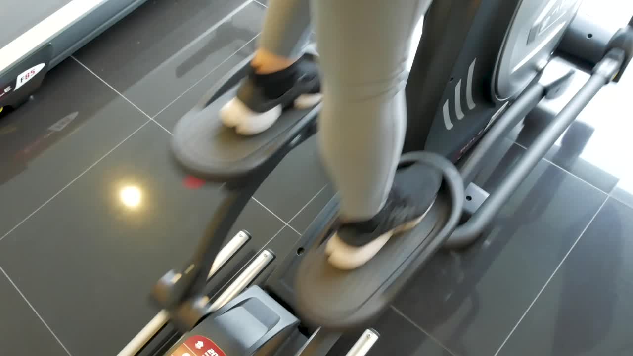 Donna asiatica fitness, donna asiatica che si allena su varie attrezzature da palestra.