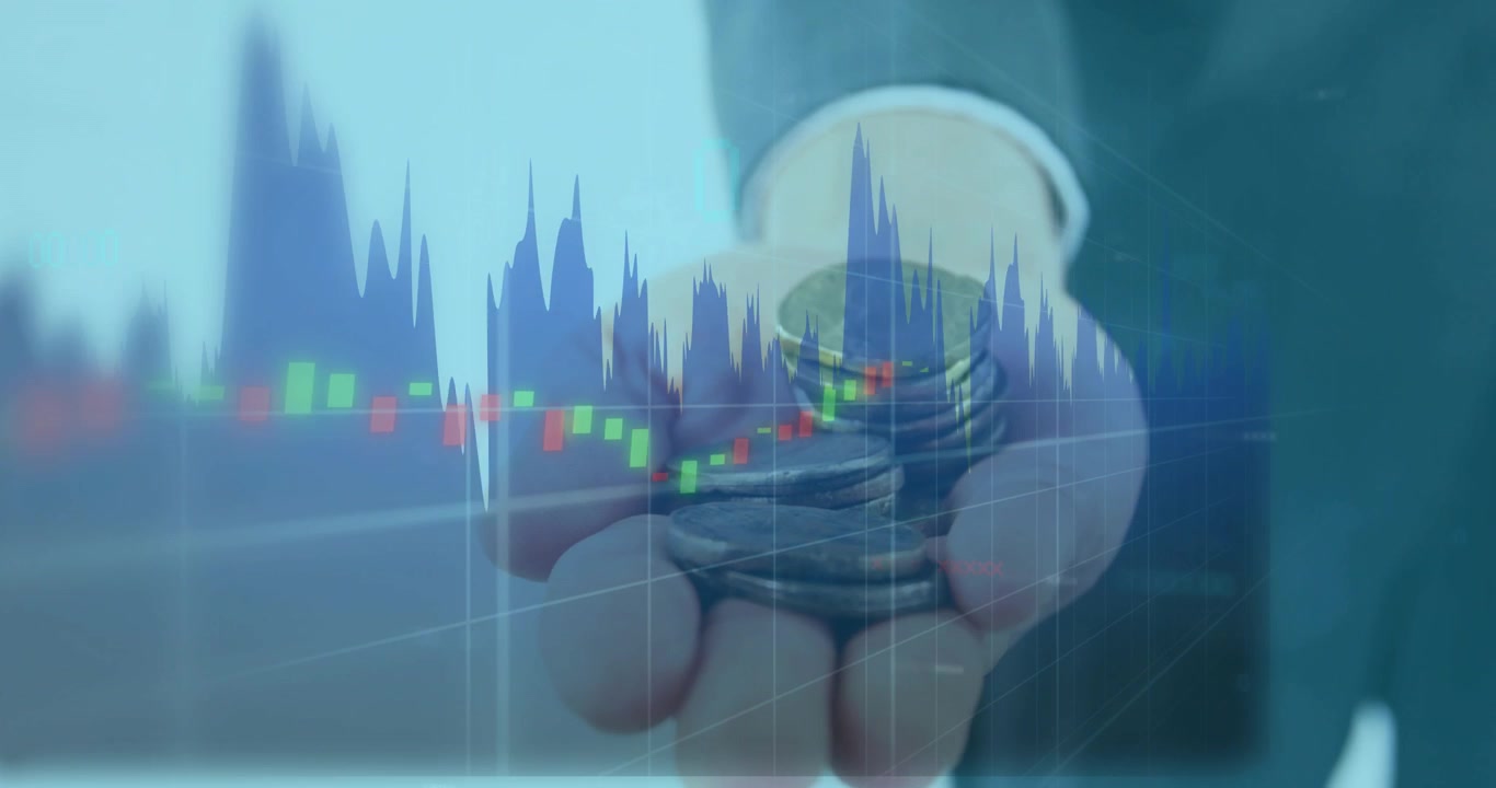 Investitore uomo in abito che tiene una pila di monete alla scrivania, mentre un overlay di grafico in movimento si sposta, tracciando il valore.