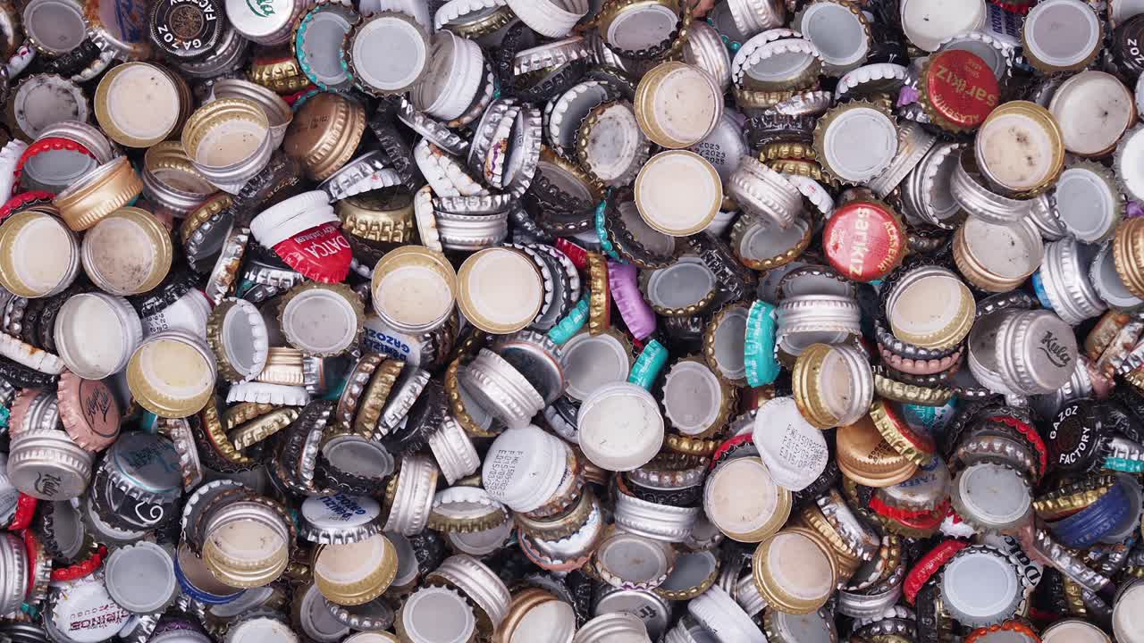 montón de tapones de botellas usados variados