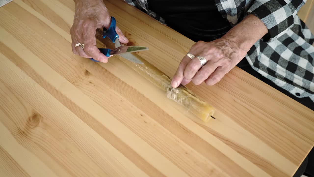 susurrador de polonia, rito popular, anciana preparándose para quemar lino-1