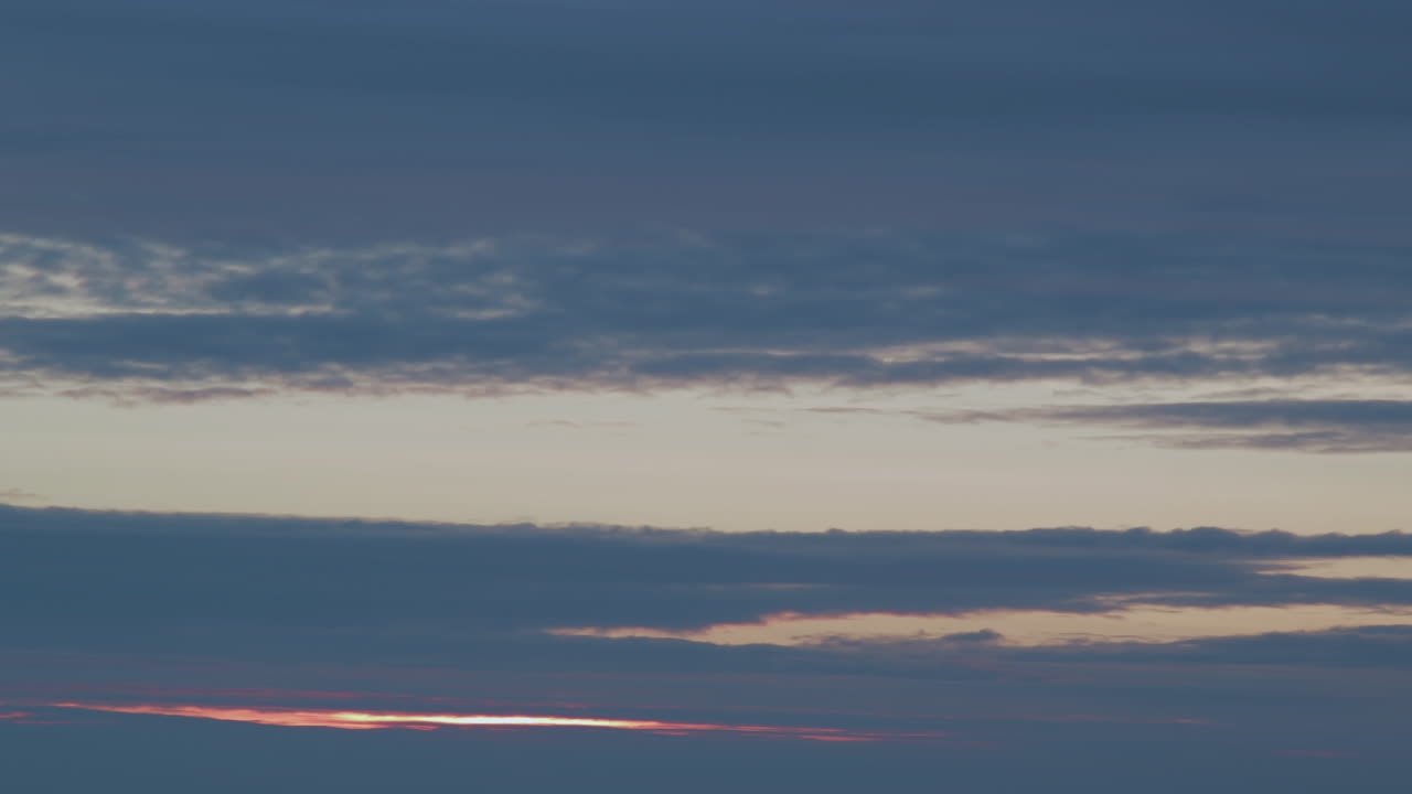 일몰 후 아름다운 경치가 빠르게 움직이는 구름의 시간 경과, 중간 샷