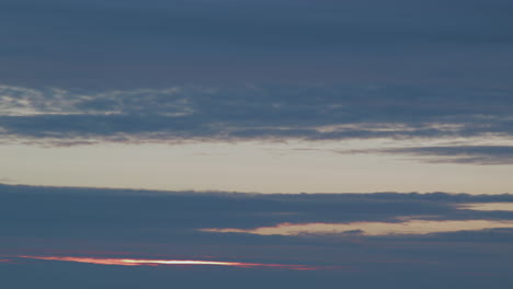lapso de tiempo de hermosas nubes escénicas que se mueven rápidamente después de la puesta del sol, plano medio