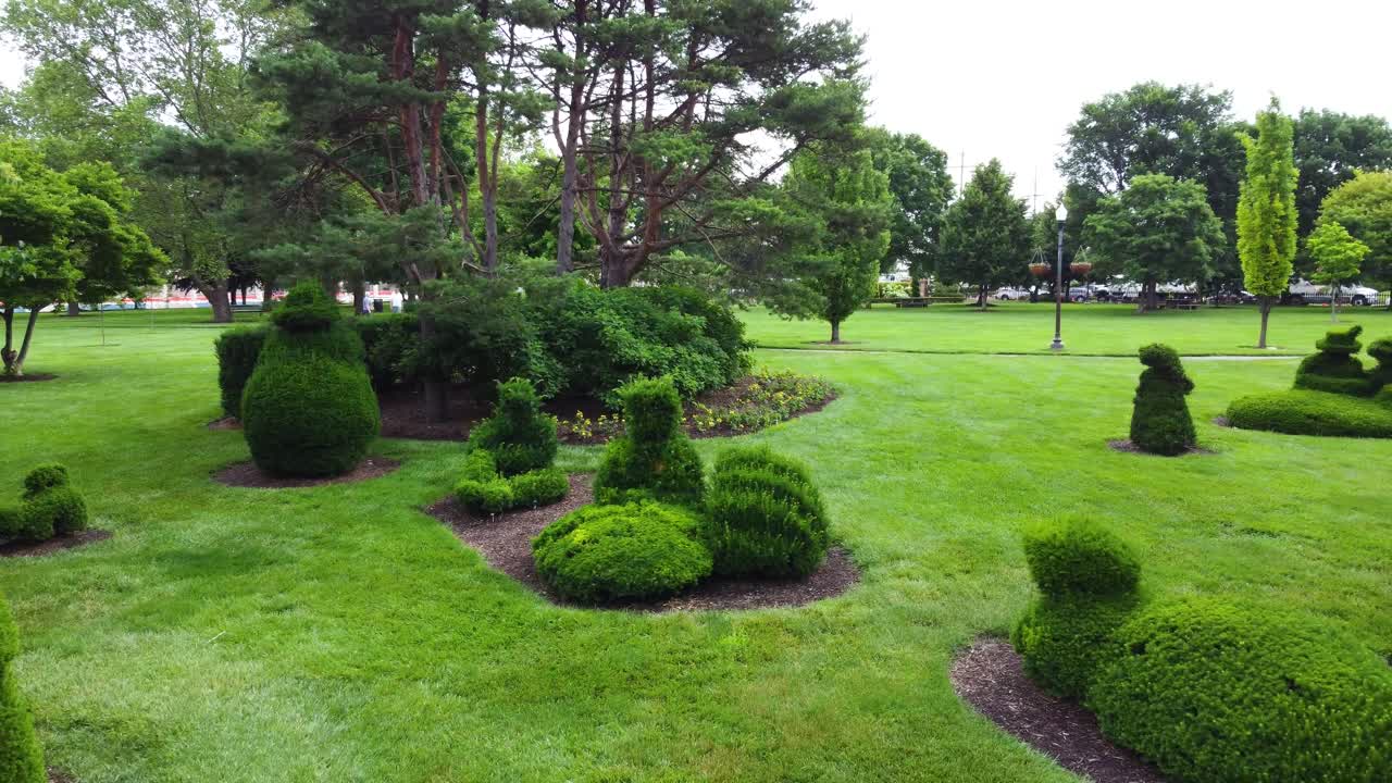 parque topiario en columbus, ohio, oficialmente el jardín topiario en el parque de la vieja escuela para sordos, representa figuras de la pintura de 1884 de georges seurat, un domingo por la tarde en la isla de la grande jatte