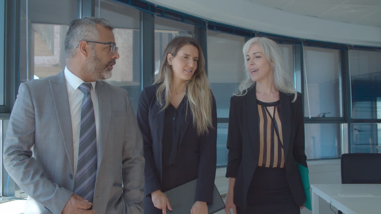 socios de negocios confiados discutiendo el acuerdo