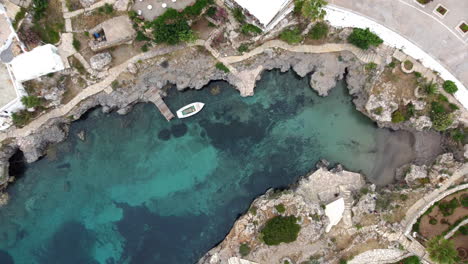 Vista-Aérea-Superior-De-La-Zona-De-Baño-De-La-Bahía-De-Avlemonas-Con-Aguas-Cristalinas,-Isla-De-Kythira,-Grecia