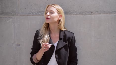 mujer sosteniendo el dispositivo afuera