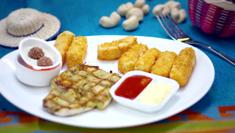 palitos fritos de yuca con ketchup y regalo