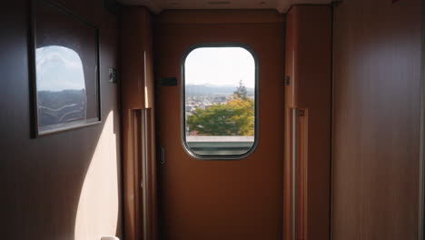 vista desde la ventana de un tren en movimiento que pasa por el paisaje urbano de tokio, japón