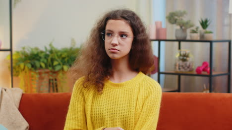 niña adolescente presiona el dedo a los labios hace silencio signo de silencio no digas chismes secreto, tranquilo