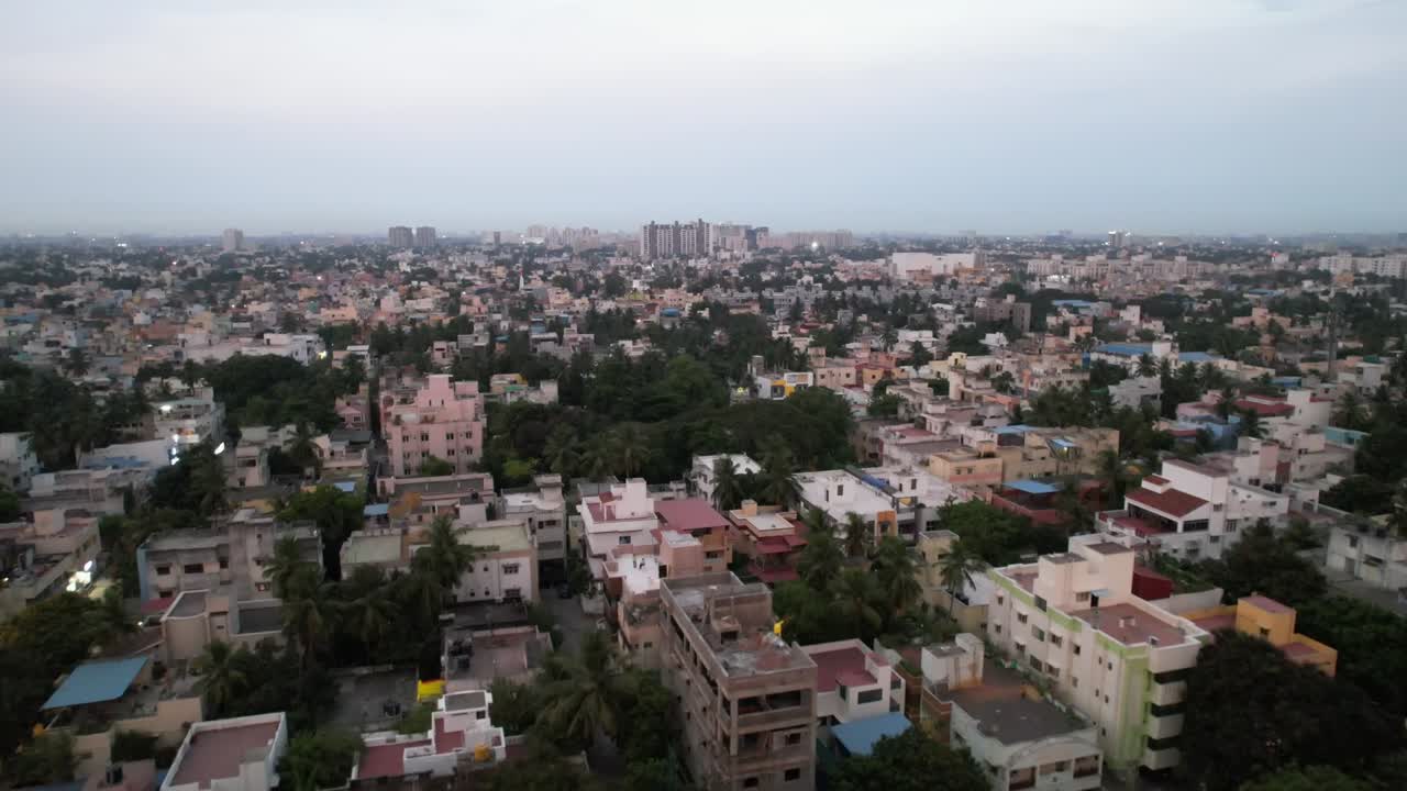 una vista aérea de la ciudad de chennai revela un barrio lleno de gente, estructuras de gran altura y construcción de trenes de metro