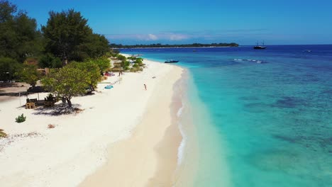 Paraíso-Playa-De-Arena-Blanca-En-La-Isla-Tropical,-Turistas-Disfrutando-De-Unas-Vacaciones-De-Verano