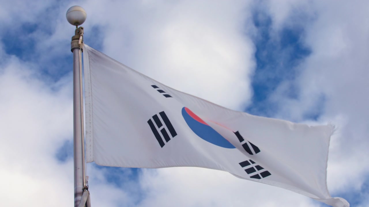 Bandiera della Corea del Sud che sventola al vento contro il cielo blu