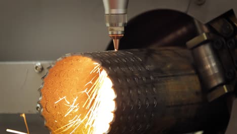 corte con láser y gas de metal, tecnología industrial moderna.