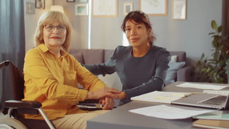 señora mayor y joven voluntario