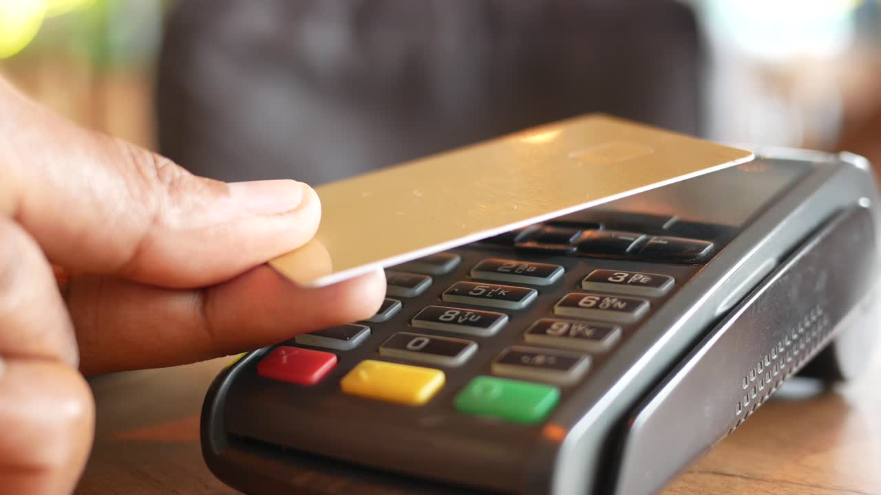 pagar com cartão de crédito num restaurante