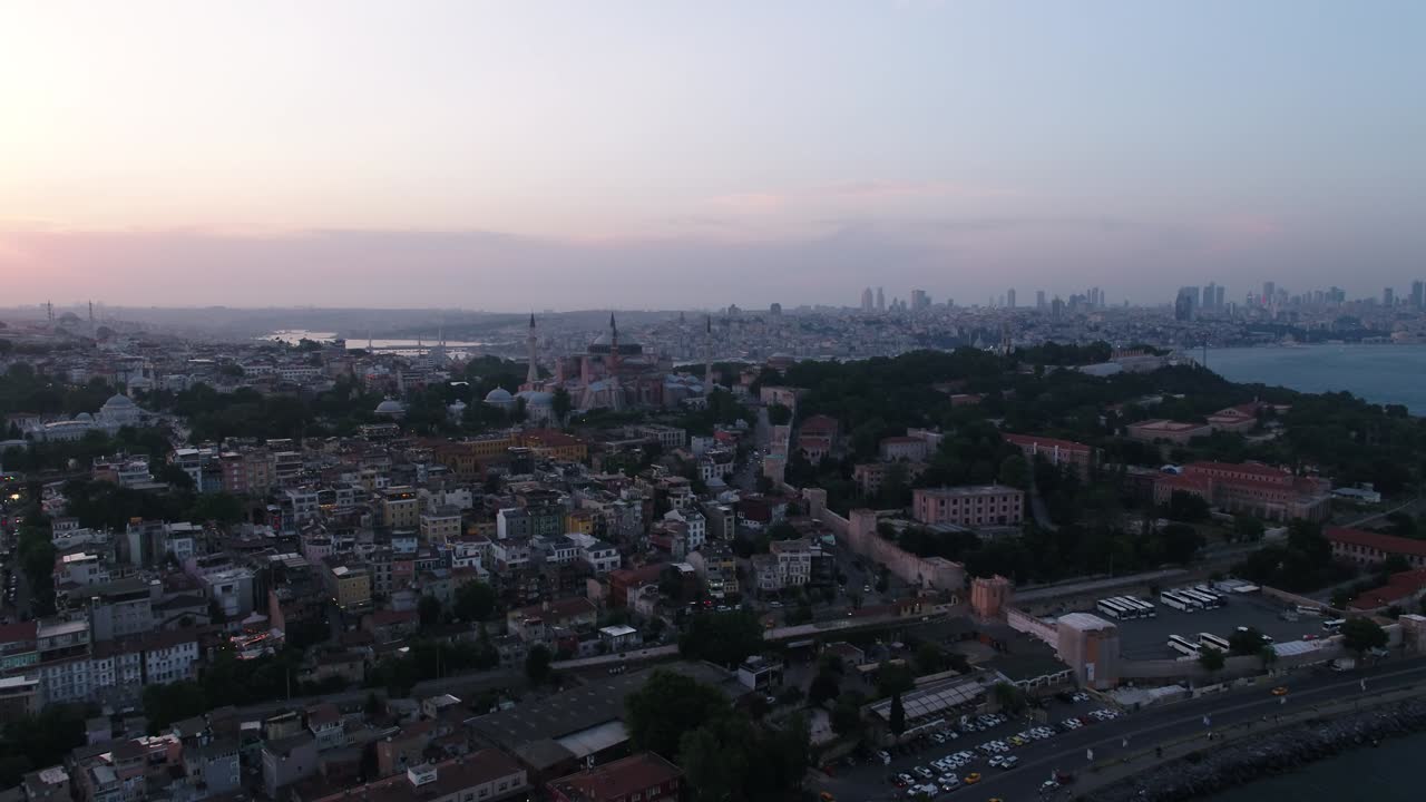 la mezquita de hagia sophia, el atardecer, el video aéreo de drones 4k, la vista histórica de la península