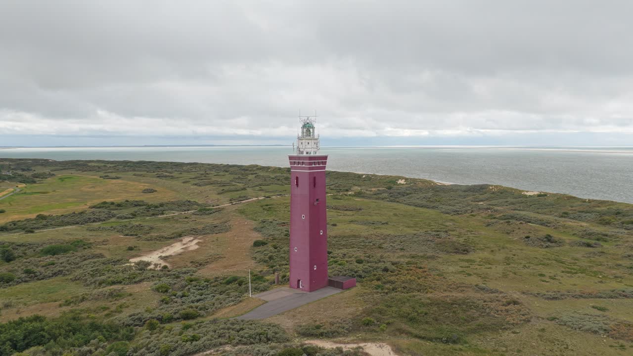 Vidt luftfoto av Ouddorp fyrtårn i sanddynelandskap, Nederland