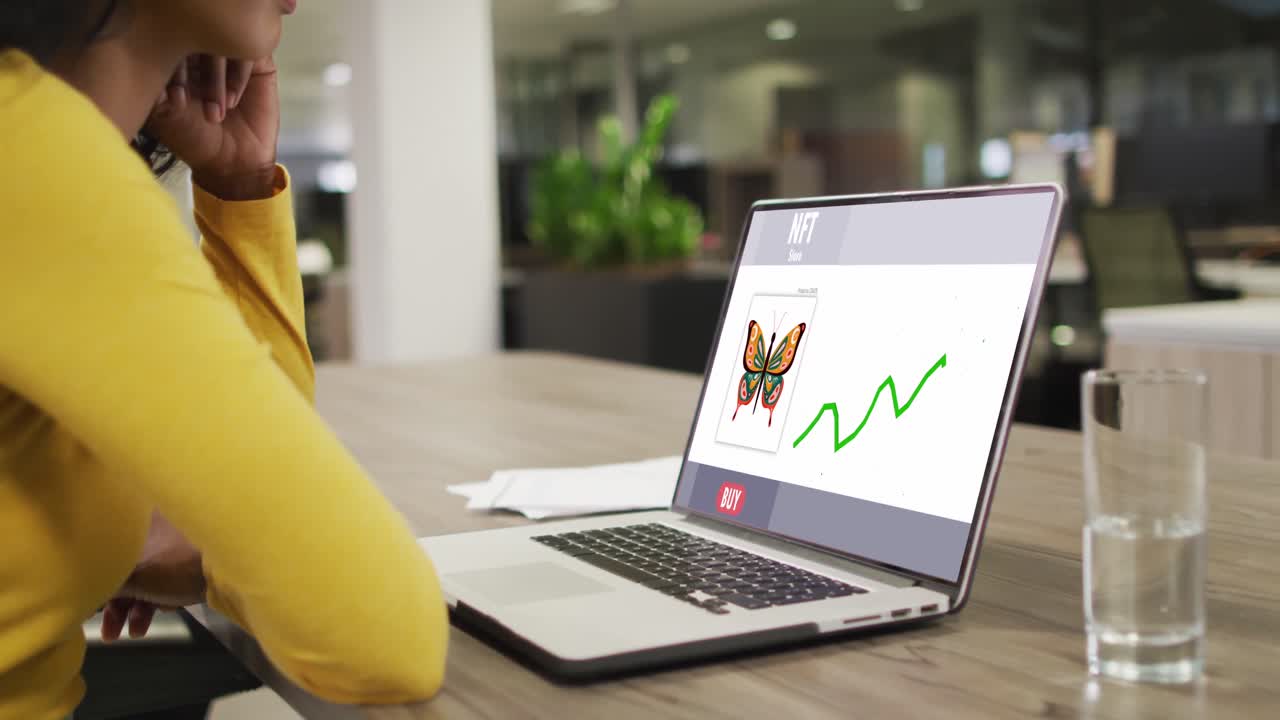 mujer de negocios biracial que usa una computadora portátil para videollamadas con procesamiento de datos