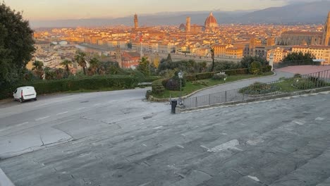 Lapso-De-Tiempo-Con-Florencia-Al-Amanecer-Visto-Desde-La-Plaza-Michelangelo