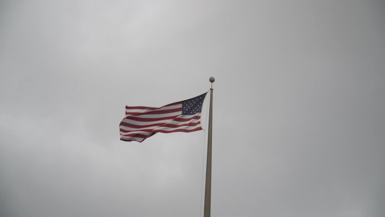 bandiera degli stati uniti d'america che sventola in una giornata nuvolosa